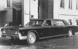 Lincoln Continental Limousine 3.jpg