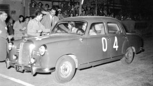 DeAgostini-Mercedes-180D-Limousine-04-Retter-Larcher-Mille-Miglia-1955_3.jpg