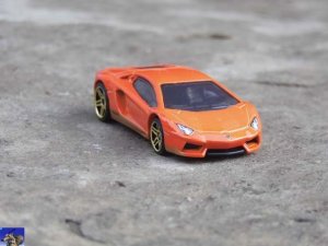 Lamborghini Aventador LP 700-4_0-2.jpg
