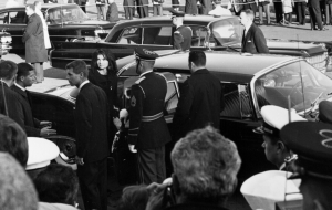 JFK_funeral_-_Jacqueline_&_Robert_Kennedy_entering_limousine.png