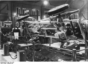 1799911645_Bundesarchiv_Bild_102-11247_Berlin_Erffnung_der_Automobilausstellung.thumb.jpg.dc27e23a848550bbabc3fa01f74d060a.jpg