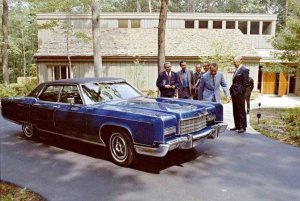 Никсон дарит Брежневу Lincoln Continental, 19 июня 1973 год.jpg